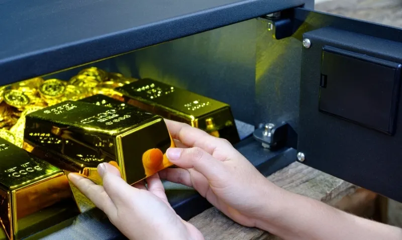 Do v&agrave;ng l&agrave; t&agrave;i sản c&oacute; gi&aacute; trị lớn n&ecirc;n việc bảo quản cần được ch&uacute; trọng. Nếu lưu giữ tại nh&agrave;, người sở hữu c&oacute; thể phải đầu tư th&ecirc;m k&eacute;t sắt hoặc c&aacute;c thiết bị an ninh.